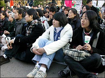 이날 시위 참가자는 기말고사를 마친 청소년이 대부분이었다. 